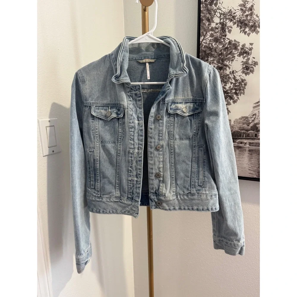 Free People Denim Jean Jacket Light Wash Distressed Button Front XS - Picture 1 of 7